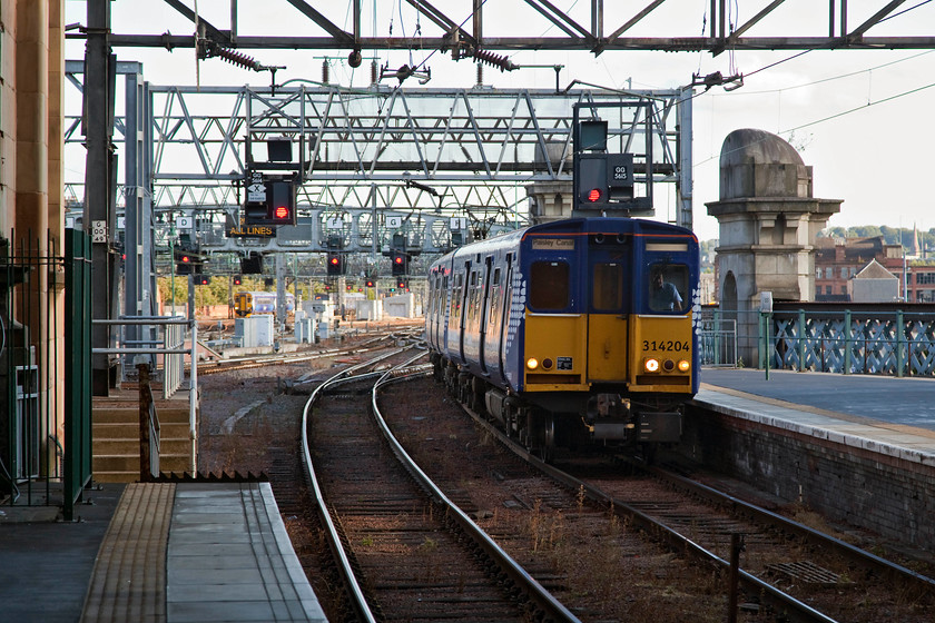 314204, SR 19.05 Paisley Canal-Glasgow Central (2D52, 1E), Glasgow Central station 
 314204 crosses the bridge over the River Clyde as it enters Glasgow Central station forming the 19.05 from Paisley Canal. The track work is incredibly complicated in the throat at Glasgow central, this has lead, for many years, to a strict 20mph speed restriction. 
 Keywords: 314204 2D52 Glasgow Central station