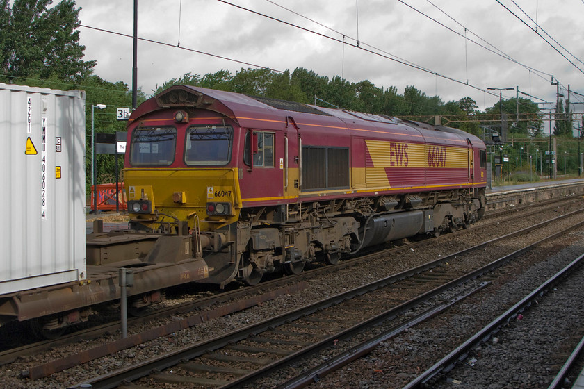 66047, 04.18 Felixstowe South-Burton-on-Trent (4M07), Northampton station 
 66047 leads the 04.18 Felixstowe South to Burton-on-Trent Freightliner working through Northampton. This 4M07 flow is a relatively new one to the small terminal in the Nottinghamshire town. I am not sure how economically viable this new flow is and thus how long it will last; only time will tell. 
 Keywords: 66047 04.18 Felixstowe South-Burton-on-Trent 4M07 Northampton station Freightliner EWS