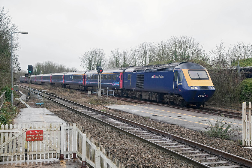 43190, GW 13.00 Bristol Temple Meads-London Paddington (1A18, RT), Chippenham station 
 43190 leads the 13.00 Bristol Temple Meads to Paddington 1A18 working into Chippenham station. 43190 was introduced in the summer of 1982 in order to work the new cross-country NE/SW HST routes. It was initially part of set 243054. 
 Keywords: 43190 1A18 Chippenham station