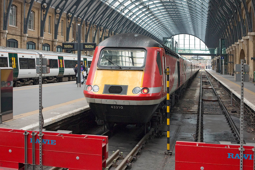 43310, GR 16.09 London Kings Cross-Newark (1B88, 3L), London Kings Cross station 
 With two minutes to go before departure, the final few passengers will be taking their seats ready for the 16.09 to Newark to depart. This is a stopper service but would certainly be a relaxing and conformable way to reach the Nottinghamshire town. 
 Keywords: 43310 1B88 London Kings Cross station