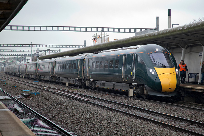 800018 & 800009, GW 13.15 London Paddington-Cardiff (1B37, 2E), Swindon station 
 800018 and 800009 'Sir Gareth Edwards/John Charles' glides into Swindon station forming the 13.15 London Paddington to Cardiff Central working. Doubling up two 5-car units to form one 10-car formation does provide good capacity on a heavily used working such as this, but, it does mean the train has to be double manned as there is no interconnectivity between units. Is this the most cost effective way to run a service and was this considered during the planning and procurement process? 
 Keywords: 800018 & 800009, GW 13.15 London Paddington-Cardiff (1B37, 2E), Swindon station