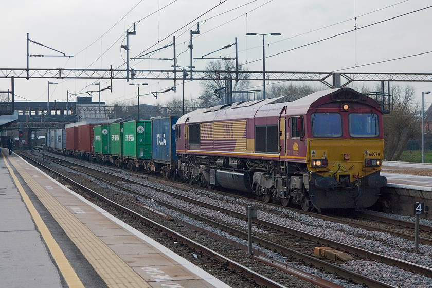 66070, 04.18 Felixstowe South-Burton-on-Wetmore (4M07), Northampton station 
 66070 brings the 04.18 Felixstowe South to Burton-on-Wetmore 4M07 Freightliner through Northampton station. Burton-on-Wetmore is a relatively small freight terminal situated in Burton-on-Trent that does not handle a huge amount of traffic. 
 Keywords: 66070 04.18 Felixstowe South-Burton-on-Wetmore 4M07 Freightliner Northampton station