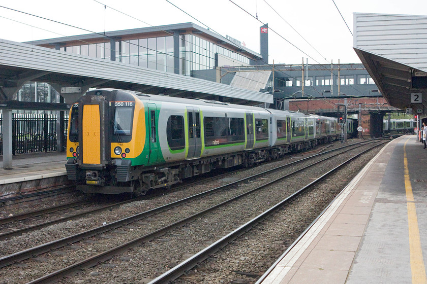 350116, LM 06.54 Birmingham New Street-London Euston (1Y86), Northampton station 
 350116 leaves Northampton station with two other units forming the 06.54 Birmingham New Street to Euston. This one of a number of commuter trains that work south down the WCML at this time in the morning. 
 Keywords: 350116 06.54 Birmingham New Street-London Euston 1Y86 Northampton station