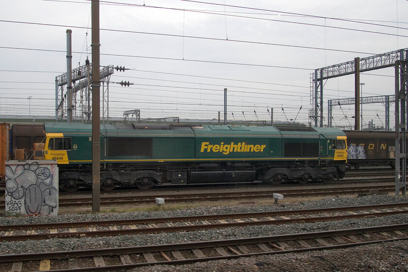 66549, 05.06 Trafford Park-Tilbury 2 (4L55, 5L), Wembley Yard 
 Freightliner's 66549 pauses in Wembley Yard at the head of the 4L55 05.06 Trafford Park to Tilbury service. This train had arrived a couple of hours or so earlier and would head out to complete its journey in the early afternoon. This is often electric hauled but not today. 
 Keywords: 66549 05.06 Trafford Park-Tilbury 2 4L55 Wembley Yard. Freightliner