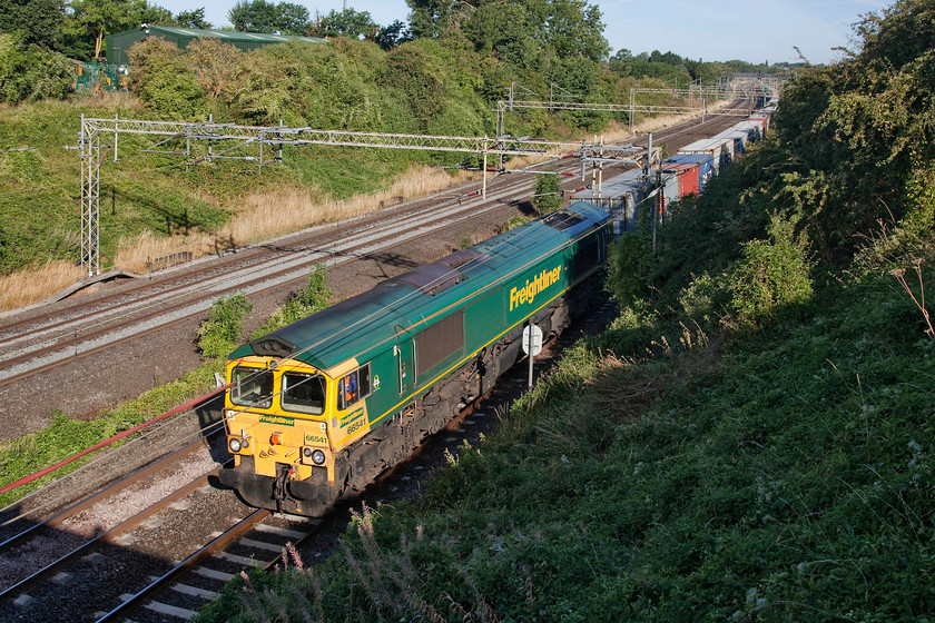 66541, 04.57 Trafford Park-Felixstowe North (4L97), Victoria Bridge 
 66541 in lovely morning sun passes Victoria Bridge just south of Roade in Northamptonshire with the 4L97 04.57 Trafford Park to Felixstowe Freightliner. 
 Keywords: 66541 04.57 Trafford Park Felixstowe North 4L97 Victoria Bridge