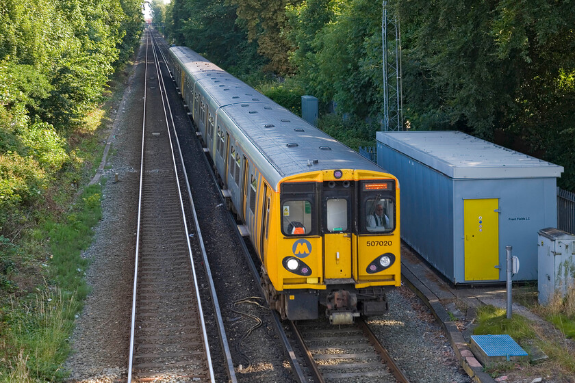 507020, ME 17.13 Liverpool Central-Southport, Freshfield 
 The 17.13 Liverpool Central to Southport service approaches Freshfield station seen from the overbridge just south of the station. 
 Keywords: 507020 17.13 Liverpool Central-Southport Freshfield Merseyrail