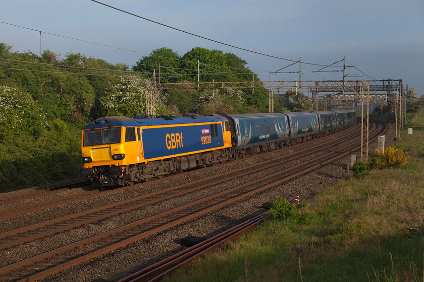 92020, CS 20.45 Inverness & 19.50 Fort William-London Euston (1M16, 4E), Old Linslade 
 With the early morning mist and fog clearing 92020 'Billy Sterling' makes a fine sight as it sweeps around the steeply cambered curve at Old Linslade just north of Leighton Buzzard. It is hauling the 1M16 'Highland' sleeper now into the final half an hour of its journey from Scotland. 92002 was named during the COP26 conference in November 2021 and is another case in point of how GBRf look after their locomotives looking clean and smart. 
 Keywords: 92020 20.45 Inverness & 19.50 Fort William-London Euston 1M16 Old Linslade GBRf Caledonian Sleeper