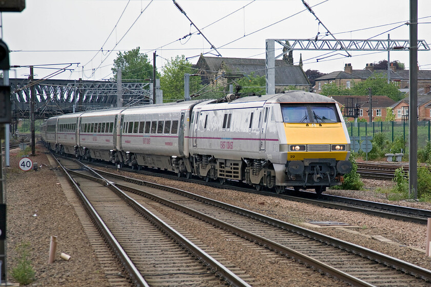 91122, GR 08.00 London King's Cross-Edinburgh Waverley (1S07), York station 
 91122 leads the 08.00 King's Cross to Edinburgh service into York. I cannot help but think that the East Coast livery looks a little disappointing with the pale grey looking a little as if it is a primer or undercoat of some kind? 
 Keywords: 91122 08.00 London King's Cross-Edinburgh Waverley 1S07 York station East Coast InterCity Class 225