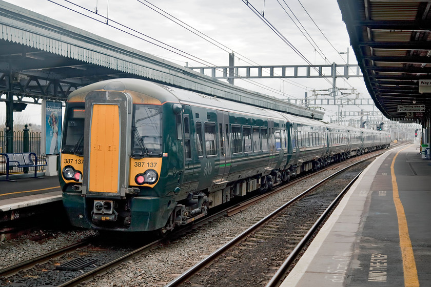 387137, GW 10.03 Didcot Parkway-London Paddington (2P32, RT), Didcot Parkway station 
 I am not convinced that the dark green livery that First Group has applied to their new Western Region trains (and to some of the existing HSTs for that matter) looks great. Whilst they might like to think that it looks 'classy', I feel it looks drab. It needs, at least, something to contrast with, for example a wide stripe or flash; but, what do I know? Virtually out of the box 387137 waits at Didcot Parkway to work the 10.03 to London Paddington. 
 Keywords: 387137 2P32 Didcot Parkway station