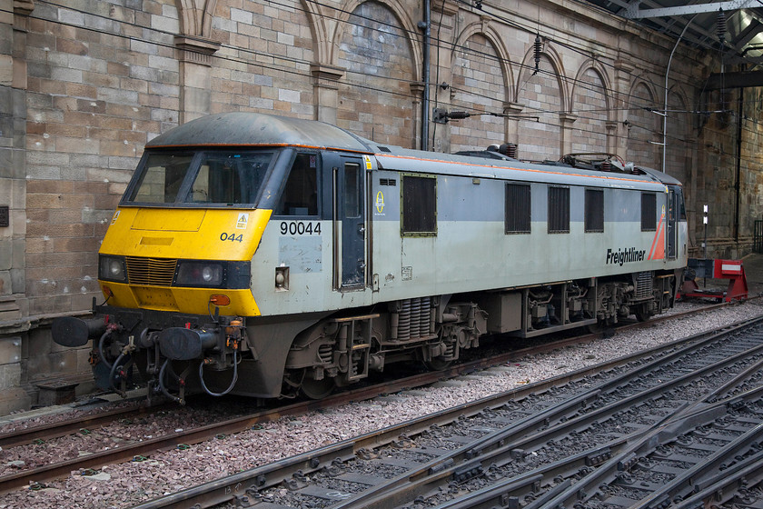 90044, stabled Thunderbird, Edinburgh Waverley station 
 90044 sits stabled at Edinburgh Waverley. It is hired in from Freightliner to act as Thunderbird in case of failure. 90044 was built at Crewe works and was released into traffic in June 1990. 
 Keywords: 90044 Thunderbird Edinburgh Waverley station