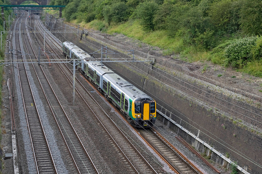 350103, LM 17.14 Birmingham New Street-London Euston (2Y38), Roade cutting 
 Desiro 350103 works the 17.14 Birmingham New Street to Euston London Midland train through Roade cutting. 
 Keywords: 350103 17.14 Birmingham New Street-London Euston 2Y38 Roade cutting London Midland Desiro