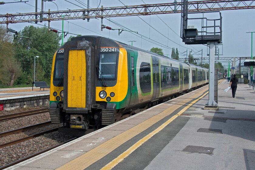 350241 09.06 Birmingham New Street-London Euston (1Y26, 3L), Northampton station 
 Our train to London arrives at Northampton station. 350241 leads another unit working the 1Y26 09.06 Birmingham to Euston service. This service, following stops at Wolverton, Milton Keynes, Bletchley and Leighton Buzzard, runs fast to London from Ledburn Junction utilising its one hundred and ten miles per hour capability slotting in between up Avanti services. 
 Keywords: 350241 09.06 Birmingham New Street-London Euston 1Y26 Northampton station London Northwestern Desiro