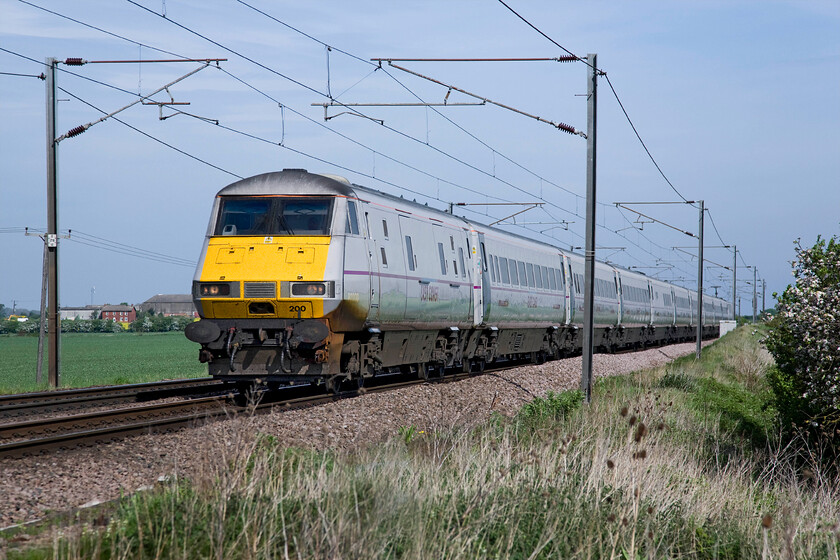 82200, GR 09.15 Leeds-King's Cross (1A19), Frinkley Lane crossing SK906436 
 With West Hill Farm in the background, East Coast DVT 82200 leads the 09.15 Leeds to King's Cross service past Frinkley lane crossing between Grantham and Newark. This particular DVT gained notoriety being the one at the rear of the 12.10 King's Cross to Leeds express that was derailed at Hatfield on 17.10.00 with the tragic death of four passengers. The DVT was derailed but remained upright and was largely undamaged. 
 Keywords: 82200 09.15 Leeds-King's Cross 1A19 Frinkley Lane crossing SK906436 East Coast DVT