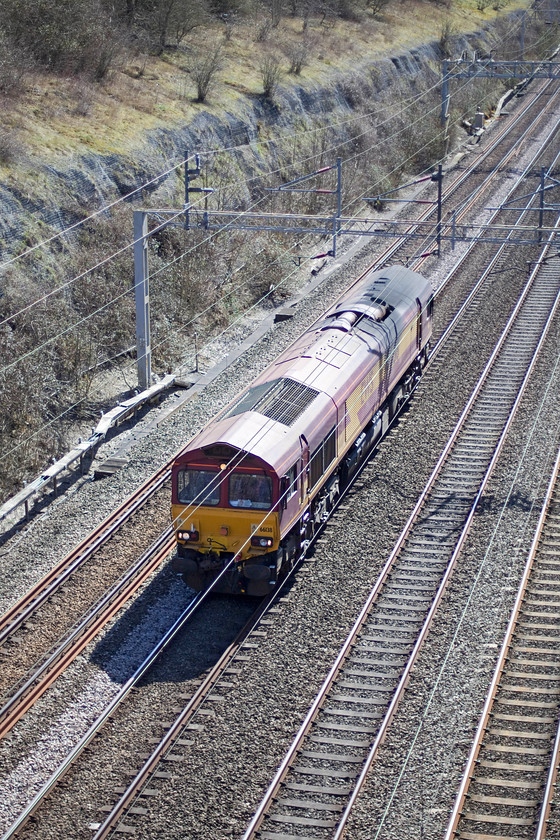 66138, 11.19 Wembley-DIRFT LE, Roade Cutting 
 66138 ambles through Roade Cutting light engine as the 11.19 Wembley to Daventry Railfreight terminal. 
 Keywords: 66138 11.19 Wembley-DIRFT LE Roade Cutting