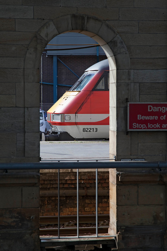 82213, GR 10.00 Edinburgh Waverley-London King`s Cross (1E10), Edinburgh Waverley station 
 The 10.00 from Edinburgh Waverley to London King's Cross is seen at its starting point viewed through stone archway viewed from platform seven. DVT 82123 is leading the 1E10 service that will arrive into King's Cross at about 14.30, if all went to plan! 
 Keywords: 82213 10.00 Edinburgh Waverley-London King`s Cross 1E10 Edinburgh Waverley station