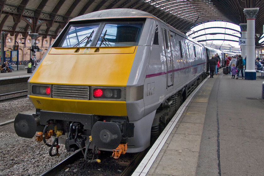 91111, GR 06.50 Glasgow Central-London King's Cross (1E06), York station 
 91111 has just arrived at York's platform five pushing the 06.50 Glasgow Central to King's Cross East Coast service. East Coast run a small number of daily services to and from Glasgow Central that runs via the central belt to Edinburgh before heading south down the east coast. 
 Keywords: 91111 06.50 Glasgow Central-London King's Cross 1E06 York station East Coast 225 InterCity