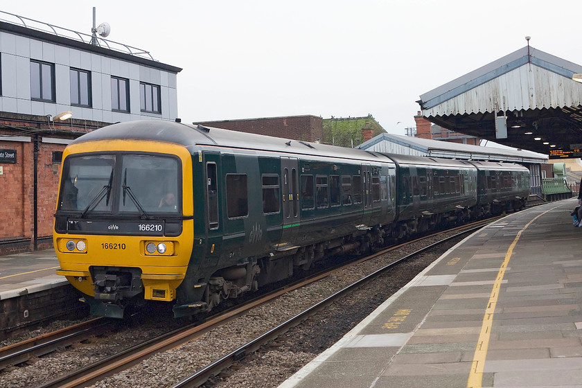 166210, GW 14.34 Great Malvern-London Paddington (1P61, 7L), Worcester Foregate Street station 
 166210, having run to Great Malvern earlier, is now seen returning working the 1P61 14.34 to London Paddington. Just before Henwick crossing, about a mile west from Foregate Street, the unit will have crossed from the up line onto the down. It arrives into the station looking as if it's running wrong-line. It will then run up to Shrub Hill before returning back to the up line again. 
 Keywords: 166210 1P61 Worcester Foregate Street station