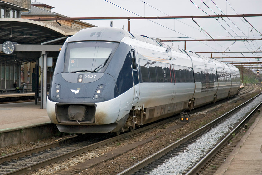 5637, 15.58 Copenhagen Airport-Aarhus, Roskilde station 
 IC4 set 5637 passes Roskilde station forming the 15.58 Copenhagen Airport to Aarhus service. I wanted to sample one of these AnsaldoBreda Italian built units but regrettably did not get the opportunity. They remain troublesome in service despite being out of squadron service several times in their short career for modifications to be undertaken both linked to passenger comfort and overall safety. 
 Keywords: 5637 15.58 Copenhagen Airport-Aarhus Roskilde station DCB IC4