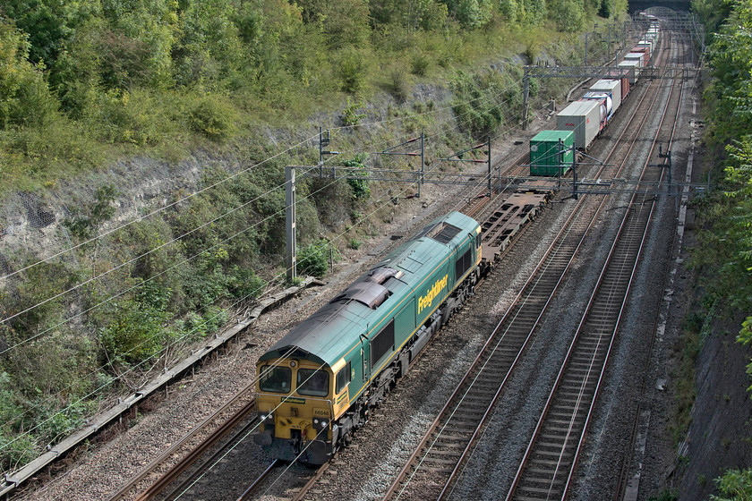 With imports really beginning to get going again after the slow-down during the COVID crisis it is notable how much longer and more heavily loaded Freightliner workings are that are coming from the ports. The 4M87 09.46 Felixstowe to Basford Hall was extraordinarily long on this Saturday with hardly any empty wagons and it is seen making its way through the sunshine in Roade cutting. 
 Keywords: 66548 09.46 Felixstowe North-Crewe Basford Hall 4M87 Roade cutting Freightliner