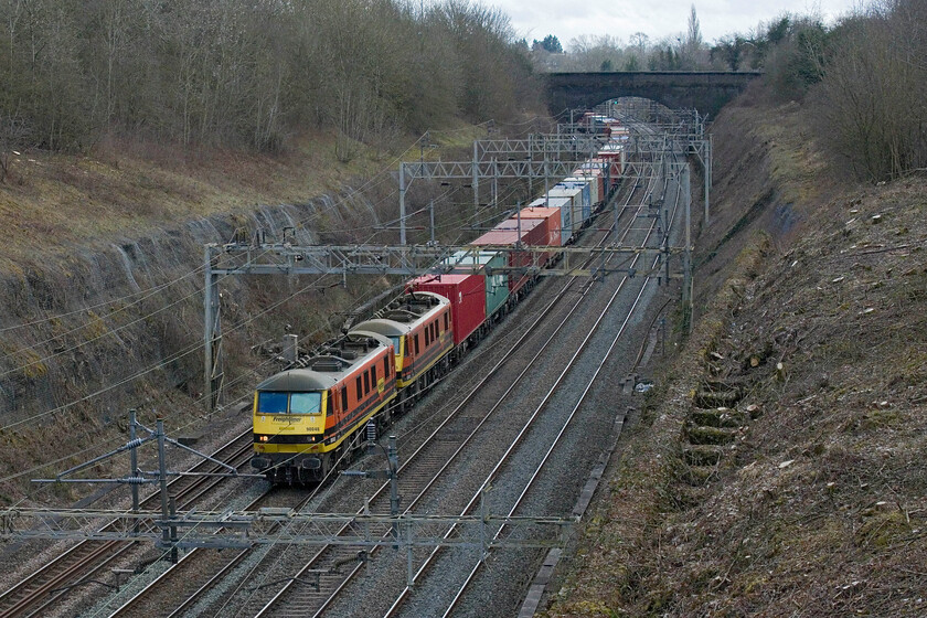 90048 & 90003, 09.12 Felixstowe North-Trafford Park (4M63, 73L), Roade cutting 
 A few minutes after I arrived above Roade cutting the late running 4M63 is seen heading north with 90048 and 90003 in charge. The 09.12 Felixstowe to Trafford Park should have passed this spot an hour or so earlier so I was pleased to capture it. 
 Keywords: 90048 90003 09.12 Felixstowe North-Trafford Park 4M63 Roade cutting