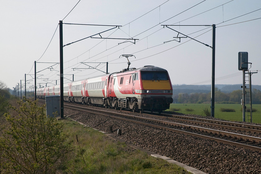 91113, GR 08.03 London King`s Cross-Leeds (1D05, 1L), Frinkley Lane crossing SK906436 
 91103 leads the 08.03 King's Cross to Leeds past Frinkley lane crossing just north of Barkston Junction. This is a delightfully remote spot that I have visited before being one that offers wide and open views of the line offering many different photographic opportunities. However, the pothole ridden track to the spot did nothing for the suspension of Andy's ageing Nissan Micra! 
 Keywords: 91113 08.03 London King`s Cross-Leeds 1D05 Frinkley Lane crossing SK906436