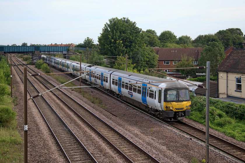 365527 & 365516, 08.16 Peterborough-London Kings Cross (1P51, 5L), Arlesey footbridge 
 Great Northern 365527 and 365516 pass Arlesey working the 08.16 Peterborough to London King's Cross. The life of these class 365s is uncertain now as deliveries of the new class 700s have begun that will work this route. 
 Keywords: 365527 365516 1P51 Arlesey footbridge