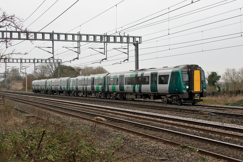 350372, LN 12.46 London Euston-Crewe (1U35, RT), Ashton Road bridge 
 One of London Northwestern's ghastly new livery Desiros passes between Ashton and Roade in south Northamptonshire. 350372 forms the 12.46 Euston to Crewe 1U35 working. 
 Keywords: 350372 12.46 London Euston-Crewe 1U35 Ashton Road bridge