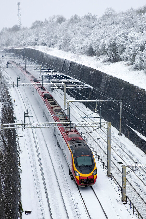 Class 390, 10.35 Manchester Piccadilly-London Euston, Roade cutting