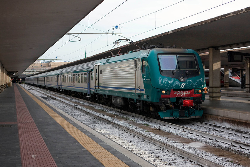 464.468, 18.13 Florence SMN-Foligno (3165), Florence SMN station 
 The 18.13 to Foligno waits to depart from Florence SMN station. Foligno is an ancient historic Umbrian town that was, unfortunately, badly damaged by allied bombing in World War II due to the railway's strategic importance. 
 Keywords: 464.468 18.13 Florence SMN-Foligno 3165 Florence SMN station