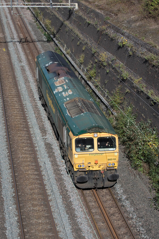 66510, 11.00 Lawley Street-Wembley Reception Sidings (0Z65, RT), Roade cutting 
 I am not sure as to why the 11.00 Lawley Street to Wembley light engine move was required or why two members of staff were needed in the cab but it is certainly a little unusual! It looks as though 66510 needs to receive a little attention in the paintshop (even if these exist anymore?) judging by the huge patches of peeling paint on the roof! 
 Keywords: 66510 11.00 Lawley Street-Wembley Reception Sidings 0Z65 Roade cutting Freightliner light engine