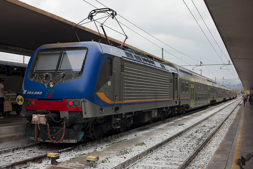 464.682, 16.55 Florence SMN-Chiusi CT (3099), Florence SMN station 
 464.682 sits at the back of the 16.55 Florence CMN to Chiusi Chianciano Terme 3099 service. Notice the change in the weather from the previous few days, whilst still warm it had become very cloudy and humid. 
 Keywords: 464.682 16.55 Florence SMN-Chiusi CT 3099 Florence SMN station