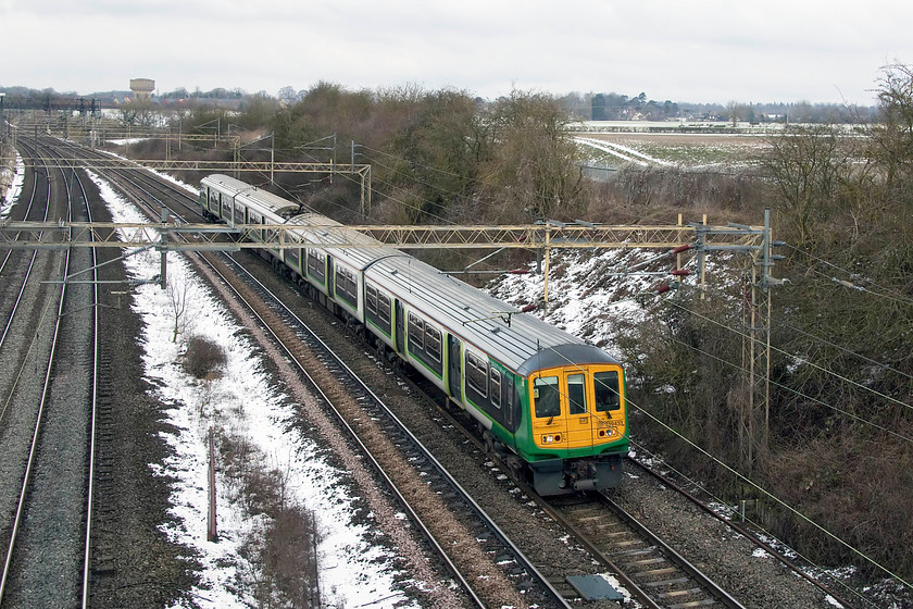 319433, LN 14.36 Northampton EMD-Bletchley CS ECS (5B99), Victoria bridge 
 With a cheery blast on the horn from the driver, 319433 passes Victoria bridge with the 14.36 Northampton EMD (Kingsheath) to Bletchley CS empty coaching stock move. I have hardly any pictures of these ex. Thameslink class 319s forming service trains, with nearly all of them being ECS runs. 
 Keywords: 319433 14.36 Northampton EMD-Bletchley CS ECS 5B99 Victoria bridge