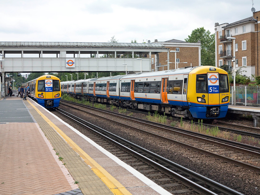 378209, LO 14.01 Clapham Junction-Willesden Junction (2Y26) & 378220, LO 14.02 Willesden Junction-Clapham Junction (2Y43), Kensington Olympia station 
 The frequency of services through Kensington Olympia station is pretty high. A train comes and goes in both direction in rapid secession. Several operators use the station at various times the main one being London Overground as show here. 378209 passes 378220 working alternation Clapham Junction to Willesden Junction shuttles. 
 Keywords: 378209 14.01 Clapham Junction-Willesden Junction 2Y26 378220 14.02 Willesden Junction-Clapham Junction 2Y43 Kensington Olympia station