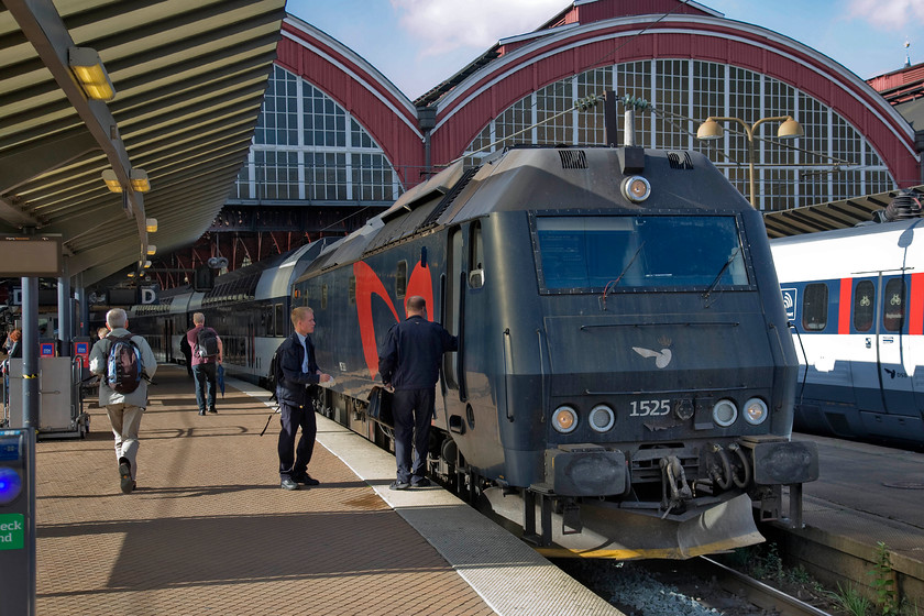 1525, 16.56 sterport-Holbk Copenhagen Central station 
 One of the thirty-seven DSB Class ME locomotives, number 1526 waits at Copenhagen Central station. There is a crew change taking place on the 16.56 sterport to Holbk with the driver likely to take the service all the way to the the Zealand town. 
 Keywords: 1525 16.56 sterport-Holbk Copenhagen Central station DSB Class ME