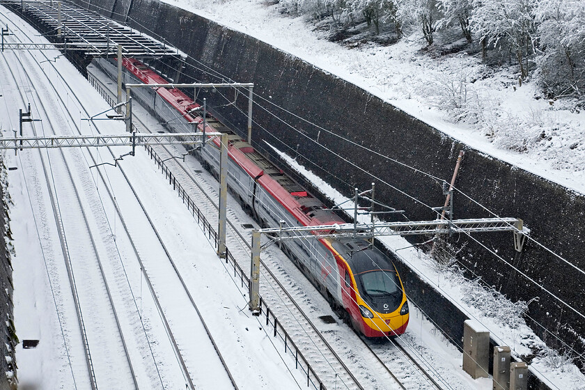 Class 390, 11.05 Wolverhampton-London Euston, Roade cutting