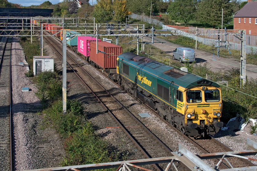 66545, 12.16 Lawley Street-London Gateway (4L46, 2E), site of Roade station 
 66545 heads south past the site of Roade station leading the 4L46 12.16 Lawley Street to London Gateway Freightliner. After what had seemed like days of relentless rain but was only, in fact, four in a row, the sun had come out and it was pleasantly warm on the back whilst waiting around for trains to come. I was really pleased to see this particular locomotive leading the train as it was a photographic 'cop'! 
 Keywords: 66545 12.16 Lawley Street-London Gateway 4L46 site of Roade station Freightliner