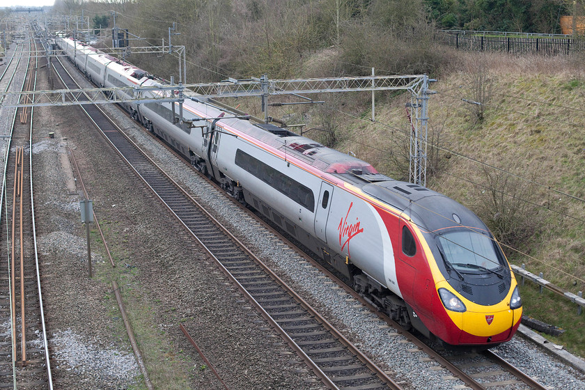 390006, VT 08.40 London Euston-Manchester Piccadilly (1H63), Victoria bridge 
 39006 passes Victoria bridge between Roade and Hanslope Junction working the 08.40 Euston to Manchester Piccadilly. 
 Keywords: 390006 08.40 London Euston-Manchester Piccadilly 1H63 Victoria bridge