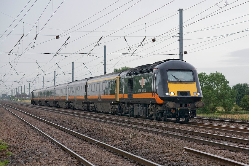 43423, GR 08.00 London King`s Cross-Sunderland (1N90), Holme Green crossing TL192426 
 43433 still wears its buffers as fitted during the late 1980s when it was in use as a surrogate DVT due to late delivery of the complete IC225 sets. The buffers, as fitted to Grand Central's 43423, do nothing to enhance their classic looks! The short set HST is working the 08.00 King's Cross to Sunderland service past Holme Green crossing between Biggleswade and Arlesey. 
 Keywords: 43423 08.00 London King`s Cross-Sunderland 1N90 Holme Green crossing TL192426 Grand Central HST