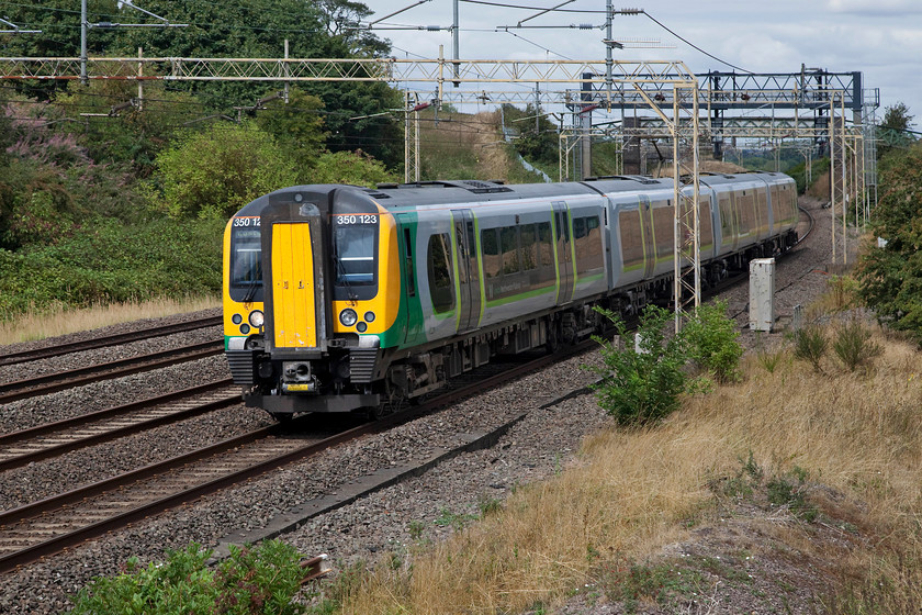 350123, LN 11.47 Milton Keynes Central-London Euston (2K26, 6L), Old Linslade 
 350123 heads south past Old Linslade working the 11.47 Milton Keynes to London Euston. Amazingly, these Desiro units have been working this line for over ten years now; where has time gone? 
 Keywords: 350123 2K26 Old Linslade