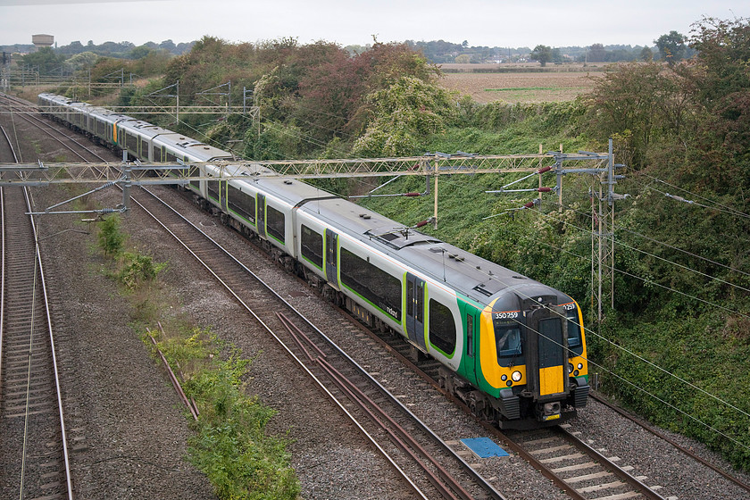 350259 & 350126, LM 08.14 Birmingham New Street-London Euston (1Y16), Victoria bridge 
 The 08.14 Birmingham New Street to Euston is seen passing Victoria bridge just south of Roade. The London Midland units 350259 and 350126 are working the service. 
 Keywords: 350259 350126 08.14 Birmingham New Street-London Euston 1Y16 Victoria bridge