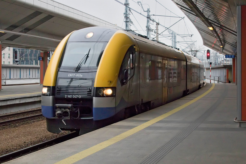 EN77-003, 15.28 Sedziszw-Krakw-Glwny (KML23683), Krakw Glwny station 
 One of Malopolskie province's Acatus 2 EMUs arrives at Krakv's Glwny station with the 15.28 from Sedziszw. EN77-003 is one of just five operated under the regional banner with a number of other Acatus 2s run by other companies throughout Poland. 
 Keywords: EN77-003 15.28 Sedziszw-Krakw-Glwny KML23683 Krakw Glwny station Acatus 2 Malopolskie province