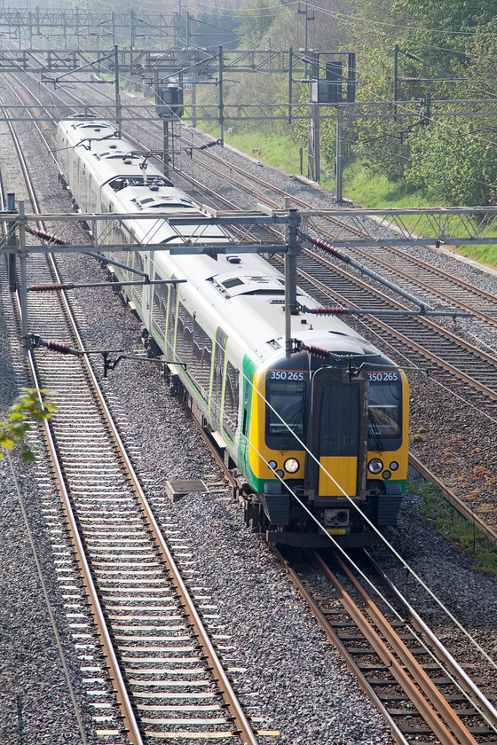 350265, LM 08.54 London Euston-Northampton (2N25), Victoria bridge 
 350265 passes Victoria bridge between Northampton and Milton Keynes working the 08.54 London Euston to Birmingham New Street. 
 Keywords: 350265 08.54 London Euston-Northampton 2N25 Victoria bridge