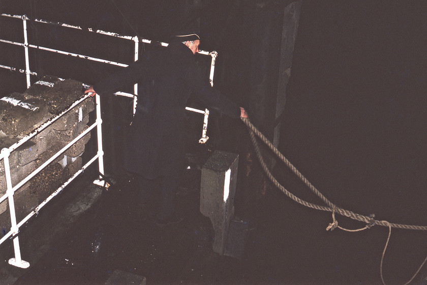 MV Farringford, releasing the rope, Hull Corporation pier 
 With the 17.30 Hull Corporation Pier to New Holland Pier sailing ready to go a member of the staff releases the rope from the pier head at Hull. Staff were BR employees working under the Sealink brand. 
 Keywords: MV Farringford releasing the rope Hull Corporation pier