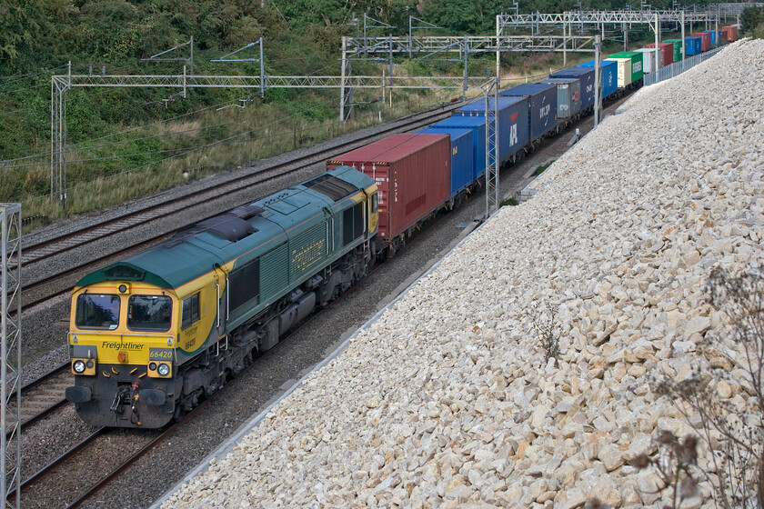 66420, 08.25 Crewe Basford Hall-Felixstowe North (4L93, 15E), Ashton Roade bridge 
 Unless they are electric hauled up Freight services usually take some time reach this location at Roade from when they leave Northampton affording plenty of time to get set up and set the camera. Either 66420 was in fine fettle or the driver wanted to get to Wembley for his lunch (or both!) but this one made it in record time surprising me by appearing around the corner in the distance with the 4L93 08.25 Crewe Basford Hall to Felixstowe with me still playing on my 'phone! 
 Keywords: 66420 08.25 Crewe Basford Hall-Felixstowe North 4L93 Ashton Roade bridge Freightliner