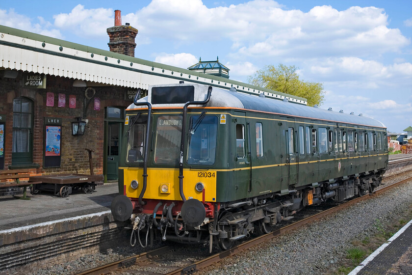 121034, CH 16.05 Quainton Road-Aylesbury (1T91), Quainton Road station 
 With events at the Bank Holiday gala held at the Buckinghamshire Railway Centre's gala at Quainton Road event coming to a close, visitors are beginning to make their way home. Some will be travelling abroad Bubble Car 121034 that will work the 1T91 16.05 service to Aylesbury. From there they have the option of taking further service trains towards London picking up the tube from Amersham. 
 Keywords: 121034 16.05 Quainton Road-Aylesbury 1T91 Quainton Road Chiltern Bubble car