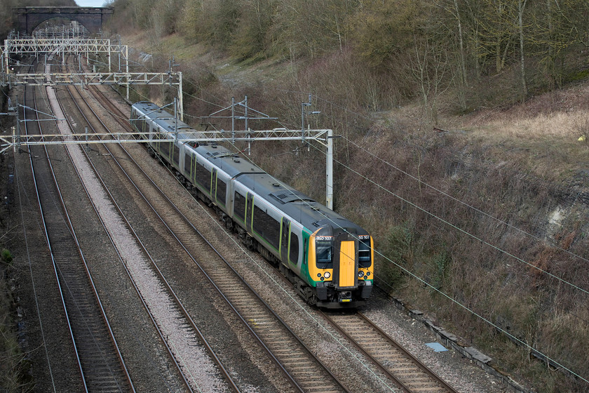 350107, LN 10.54 Birmingham New Street-London Euston (2Y06, 3E), Hyde Road bridge 
 The 10.54 Birmingham New Street to Euston service emerges from the southern end of Roade Cutting about to pass under Hyde Road bridge with the 10.54 Birmingham New Street to Euston. 
 Keywords: 350107 10.54 Birmingham New Street-London Euston 2Y06 Hyde Road bridge