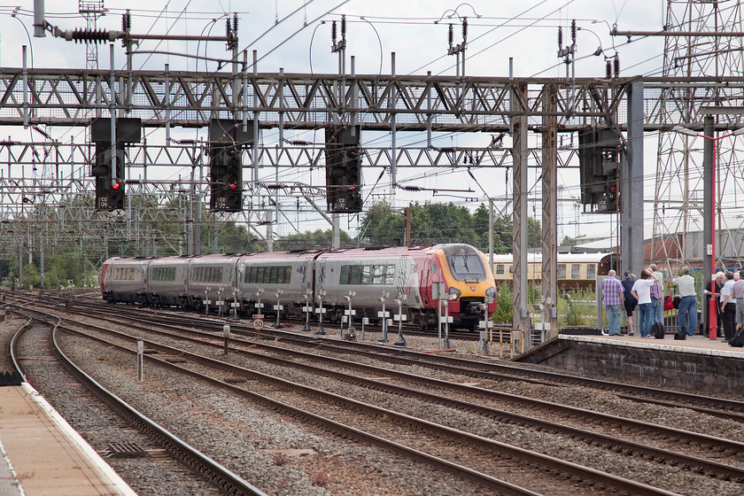 221101, VT 13.10 London Euston-Chester (1D87), Crewe station 
 221101 'Louis Blriot' arrives into Crewe watched by a throng of enthusiasts who had gathered to visit DRS's open day at Gresty Bridge. The Voyager is working the 13.10 Euston to Chester. 
 Keywords: 221101 13.10 London Euston-Chester 1D87 Crewe station