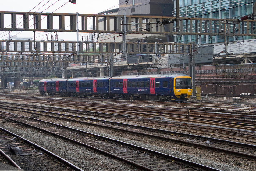 166207, GW 06.39 Bedwyn-London Paddington (1K25), London Paddington station 
 First Great Western's 166207 arrives at Paddington station passing through the huge throat. It is working 06.39 from Bedwyn a small village in Wiltshire and the Berks. and Hants. route that I visited back in 1978 when the motive power observed was a little different than a Turbo unit, see...... https://www.ontheupfast.com/v/photos/21936chg/25327932004/x50026-unidentified-up-working-bedwyn 
 Keywords: 166207 06.39 Bedwyn-London Paddington 1K25 London Paddington station First Great Western Turbo