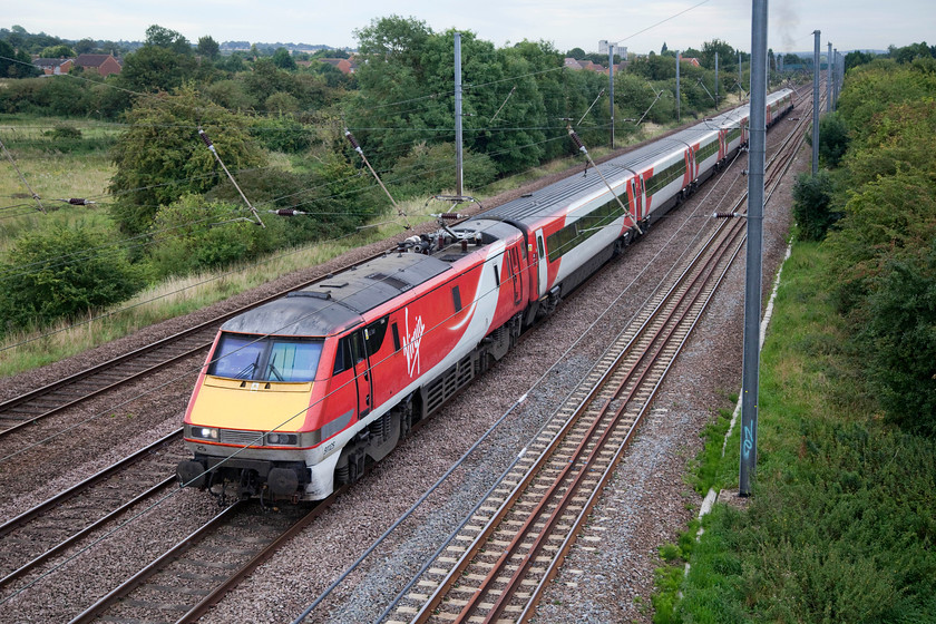 91125, 09.03 London Kings Cross-Leeds (1D07, 7L), Arlesey TL189364 
 91125 leads the 09.03 London King's Cross to Leeds past Arlesey. It's about to pass under the new (2009) footbridge known locally as the Co-op bridge. 
 Keywords: 91125 1D07 Arlesey TL189364