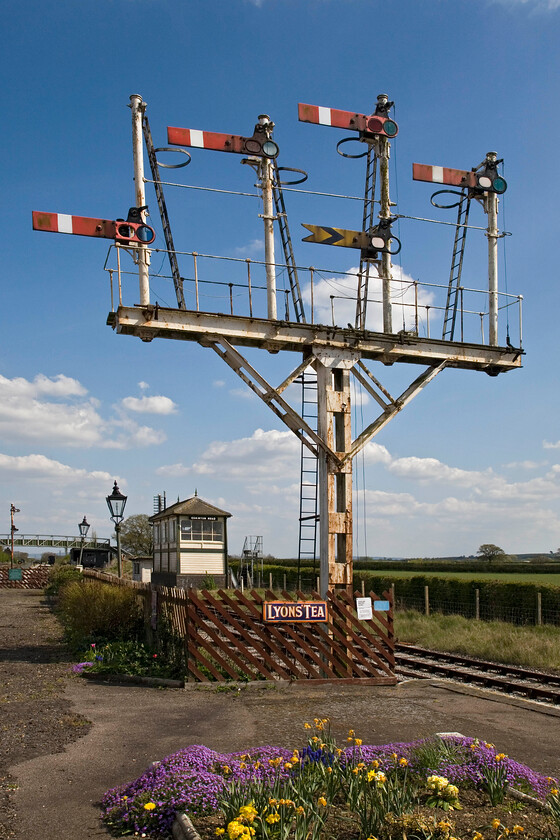 4 doll bracket signal (ex Kensal Green), Quainton Road station 
 This impressive four doll bracket signal at The Buckinghamshire Railway Centre's Quainton Road station is believed to be formally of Kensal Green. Unfortunately, I did not photograph the signalling in Kensal Green before it was wiped away so I have no photographs to compare it with. 
 Keywords: 4 doll bracket signal (ex Kensal Green), Quainton Road station